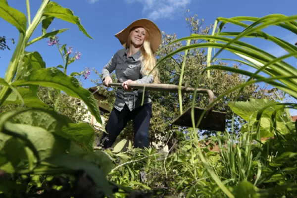 Frau bei der Gartenarbeit