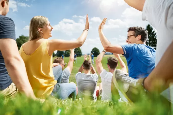 Zeckenvorsorge beim Fußballspiel