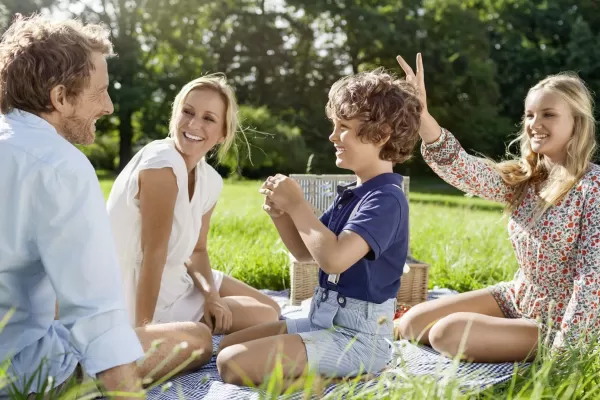 Familie beim Picknick