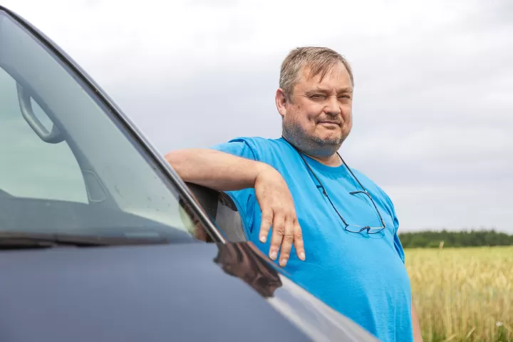 Thorsten Hundertmarkt neben seinem Auto