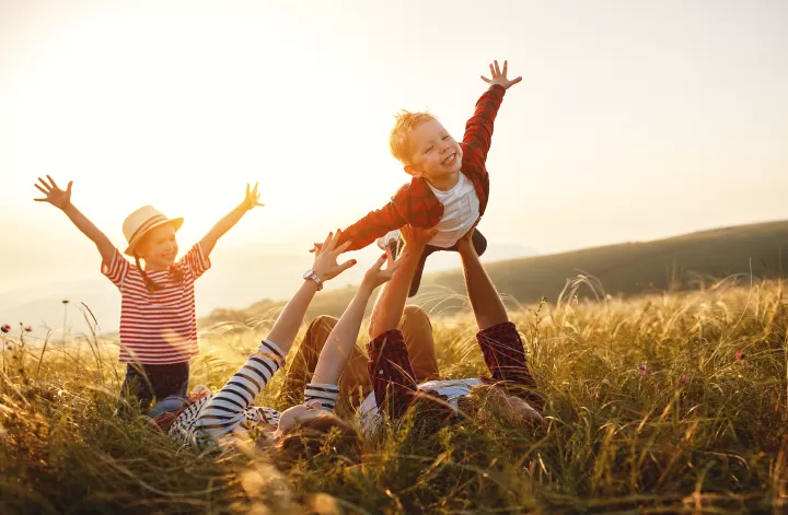 Familie auf einer Sommerwiese