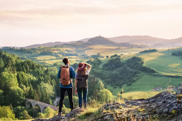 Ein Paar genießt beim Wandern den Ausblick. 