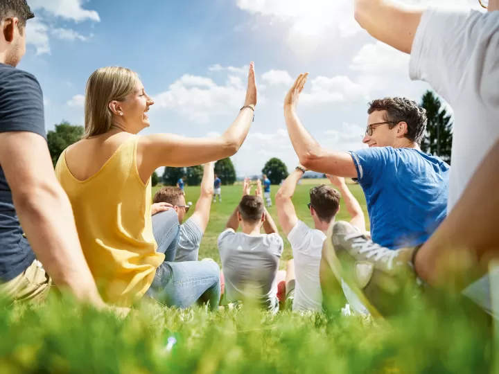 Zeckenvorsorge beim Fußballspiel